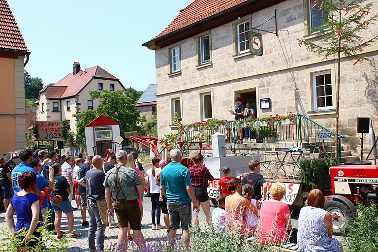 Impressionen von der Ebersbrunner Kirchweih 2023. - Nach 15 Jahren gab es endlich wieder einen Kirchweihumzug in Ebersbrunn. Die Kirchweihpredigt pausierte fast 10 Jahre. Heuer gab es ein komplettes und sehr erfolgreiches Comeback von Umzug und Predigt bei der Ebersbrunner Kerwa – eine große Freude für alle.