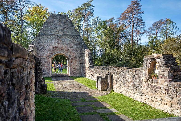 An der Ruine der Michelskapelle, einem markanten Wahrzeichen zwischen Burghausen, Münnerstadt und Reichenbach.