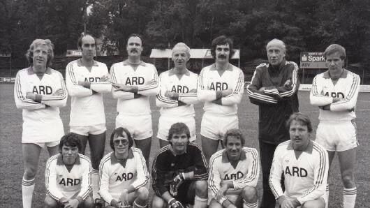 Klaus Stürzenberger und die Freundschaft zu Franz Beckenbauer - Klaus Stürzenberger (hintere Reihe, 3. von links) stand oft und gerne für die gute Sache auf dem Fußballplatz. Hier für ein Team der ARD. Klaus Stürzenberger und die Freundschaft zu Franz Beckenbauer - Klaus Stürzenberger (hintere Reihe, 3. von links) stand oft und gerne für die gute Sache auf dem Fußballplatz. Hier für ein Team der ARD.