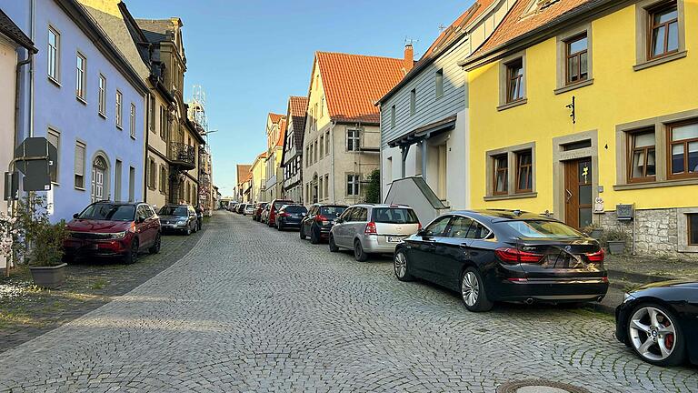 Eng geht es zu in den Straßen von Marktsteft. Eine kommunale Verkehrsüberwachung soll ab 2025 für Ordnung sorgen.