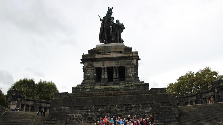 Die Hammelburger Reisegruppe am „Deutschen Eck“ in Koblenz mit dem berühmten Reiterstandbild von Kaiser Wilhelm. - Die Hammelburger Reisegruppe am „Deutschen Eck“ in Koblenz mit dem berühmten Reiterstandbild von Kaiser Wilhelm. Die Hammelburger Reisegruppe am „Deutschen Eck“ in Koblenz mit dem berühmten Reiterstandbild von Kaiser Wilhelm. - Die Hammelburger Reisegruppe am „Deutschen Eck“ in Koblenz mit dem berühmten Reiterstandbild von Kaiser Wilhelm.