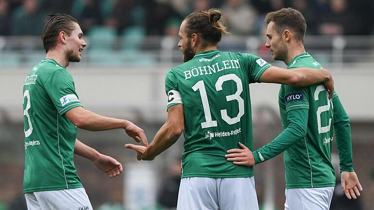 Glückwünsche zum Doppelpack: Fabio Bozesan (rechts) erzielte gegen Hankofen-Hailing das 4:0 und 5:0 für den FC 05, Devin Angleberger (links) und der Schweinfurter Kapitän Kristian Böhnlein gratulieren.