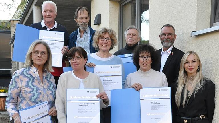 Acht Goldene Meisterbriefe wurden beim ersten Seniorenstammtisch der fusionierten Friseur-Innung 'Würzburg Main-Spessart Bad Kissingen' verliehen. Das Bild zeigt (hinten, von links) Gunther Goldmann und Holger Hagenbusch; (Mitte, von links) Ursula Weiß, Gerhard Kehm und Kreishandwerksmeister Martin Strobl sowie (vorne, von links) Terra Böhm, Christiane Schwertfeger-Göpfert, Petra Kiesel und Obermeisterin Katharina Walker. Acht Goldene Meisterbriefe wurden beim ersten Seniorenstammtisch der fusionierten Friseur-Innung 'Würzburg Main-Spessart Bad Kissingen' verliehen. Das Bild zeigt (hinten, von links) Gunther Goldmann und Holger Hagenbusch; (Mitte, von links) Ursula Weiß, Gerhard Kehm und Kreishandwerksmeister Martin Strobl sowie (vorne, von links) Terra Böhm, Christiane Schwertfeger-Göpfert, Petra Kiesel und Obermeisterin Katharina Walker.