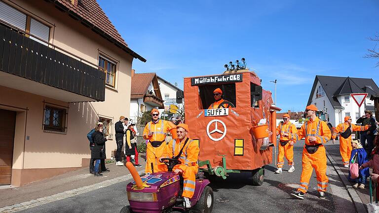 Die Müllabfuhr vor dem Straßenfeger. - Die Müllabfuhr vor dem Straßenfeger. Die Müllabfuhr vor dem Straßenfeger. - Die Müllabfuhr vor dem Straßenfeger.