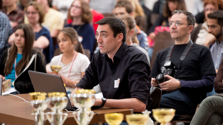 Der Würzburger Fabian Saal knackt am Samstag (23.05.15) im Rahmen des Siegerehrung der Süddeutschen Gedächtnismeisterschaft  im Mehrzweckraum im Mensagebäuder der Uni am Hubland in Würzburg den Weltrekord in der Pi-Permutation. Saal musste zufällig abgefragte Nachkommastellen der Zahl Pi in weniger als 38,86 Sekunden aufsagen.