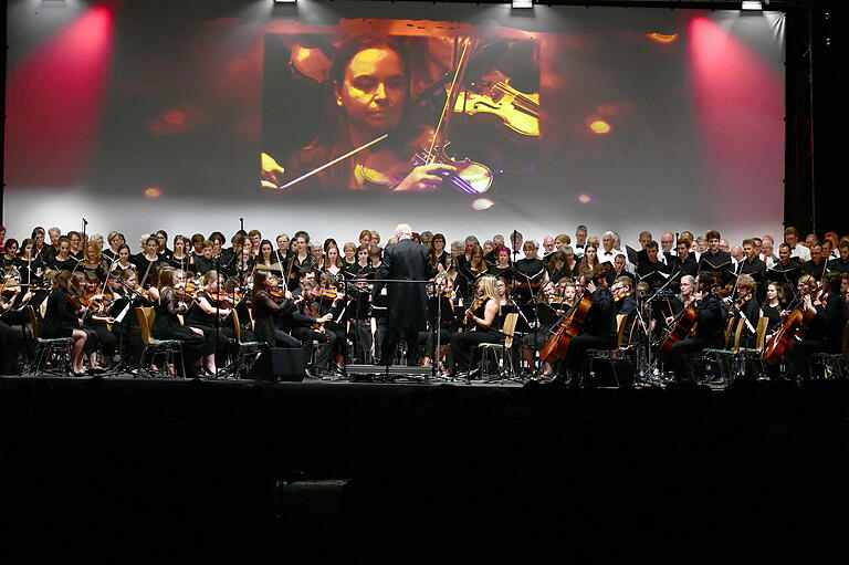 Die Musik-Darbietungen wurden von Leinwand-Darstellungen untermalt.