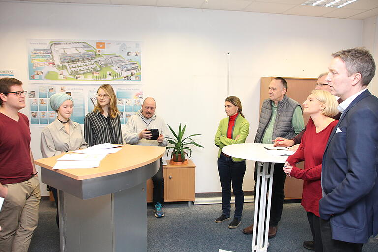 Die Landratskandidaten (rechts) diskutieren mit Vertretern der 'Fridays for Future'-Bewegung.