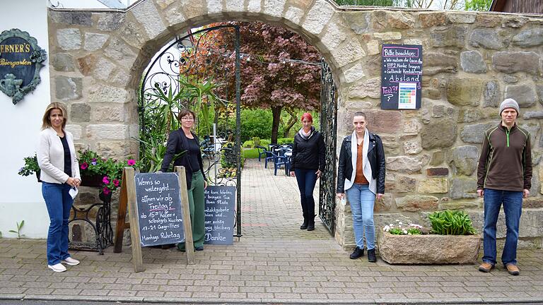 Melanie Ebner, Mitinhaberin des Hotel Ebner in Bad Königshofen (Zweite von links), freut sich, dass neben ihrem Beherbergungsbetrieb auch der Biergarten wieder öffnen darf. Mit im Bild ihre Mitarbeiter und Mitarbeiterinnen Andreia Unger (von links), Senay Hörner, Silke Hein und Jan Laske.