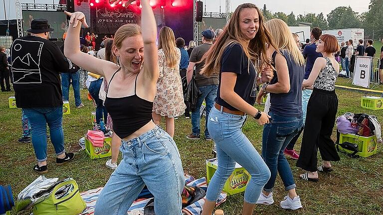 Lebensfreude und Freude am Tanzen: Besucherinnen beim Auftritt von Moop Mama auf dem Kessler Field.