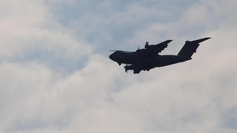 Unterwegs zu Ausbildungszwecken: Ein Militärtransportflugzeug über Gemünden.