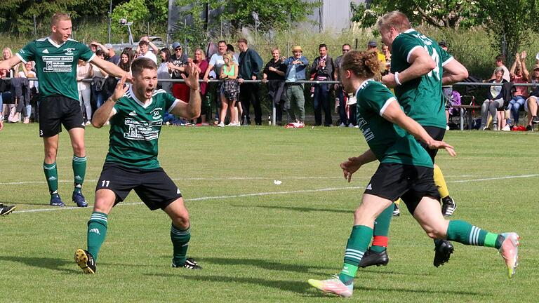 Jubel beim A-Klasse-Vizemeister SV-DJK Oberschwarzach/Wiebelsberg II. Die Mannschaft von Trainer Julian Bördlein setzt sich in der Relegtion gegen den TV Oberndorf mit 3:0 durch und spielt somit nächste Saison in der Kreisklasse.