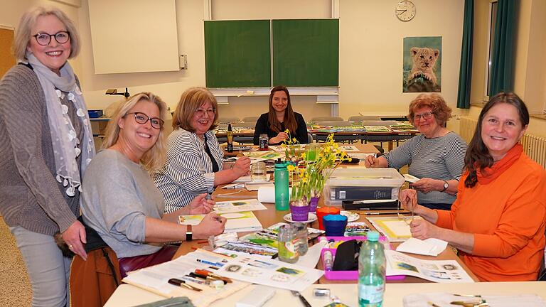 Ostern war diesmal Thema im Aquarellmalkurs in der Vhs in Gerolzhofen. Das Foto zeigt die Künstlerinnen mit Kursleiterin Ingrid B. Mehlert (links) und der Leiterin der Vhs Gerolzhofen, Cornelia Kröber (Mitte).