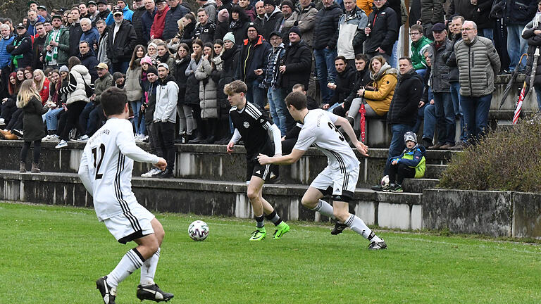 Ballgeflüster       -  Prächtige Kulisse beim Kreisliga-Derby zwischen dem gastgebenden FC Rottershausen und der SG Oerlenbach/Ebenhausen in Eltingshausen. Die „Spirken“ gewinnen knapp mit 1:0.