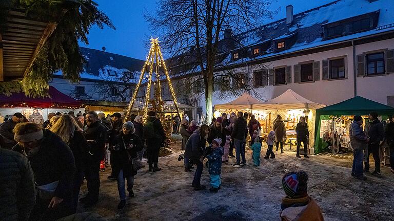 Die „Romantische Klosterweihnacht“ lockte wieder Besucher aus Nah und Fern nach Wechterswinkel. Die „Romantische Klosterweihnacht“ lockte wieder Besucher aus Nah und Fern nach Wechterswinkel.