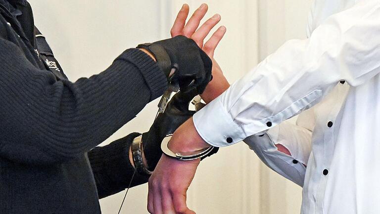 Fünf Tage nach einem Holzdiebstahl in Wiesentheid (Lkr. Kitzingen) wird ein 29-Jähriger des versuchten Mordes beschuldigt. (Symbolbild) Fünf Tage nach einem Holzdiebstahl in Wiesentheid (Lkr. Kitzingen) wird ein 29-Jähriger des versuchten Mordes beschuldigt. (Symbolbild)