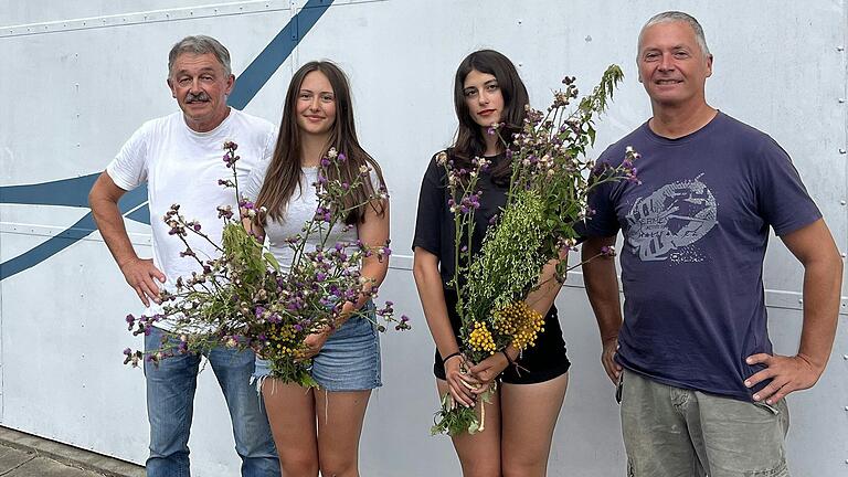 Auf dem Foto Fluglehrer Albrecht Gimpl, Ana Hosu, Iasmina Luca, Fluglehrer Rainer Hubert nach der kleinen Alleinflugfeier (von links).