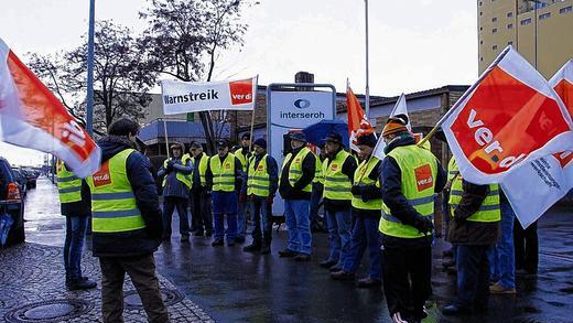 Warnstreik: 25 Beschäftigte der Interseroh Franken Rohstoff GmbH waren am Dienstag ganztägig im Ausstand für einen Mantel- und Gehaltstarifvertrag und 6,5 Prozent mehr Geld.