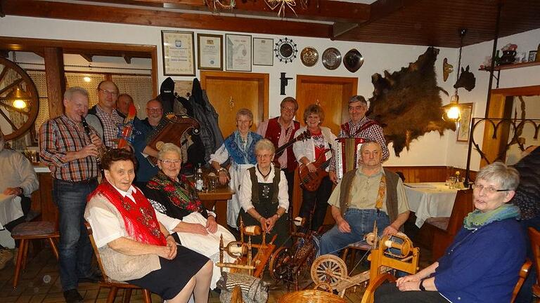 Spinnstube im Gasthof Mühlengrund  in Oberweißenbrunn. An  den Spinnrädern saßen (von links): Irmine Reulbach, Helmtrud Fuß,   Hedwig Röhner (alle Oberweißenbrunn), Ludwina Abert (Wildflecken), Felix  Back (Oberweißenbrunn) und Mechthild Breitenbach (Oberbach). Für die die  Musik sorgten Helmut Handwerker (Unterelsbach), Werner Zirkelbach  (Unterweißenbrunn), Gerhard Kirchner (Oberweißenbrunn), Werner und  Cordula Wehner und Walter Wiesner. Foto: Marion Eckert       -  Spinnstube im Gasthof Mühlengrund  in Oberweißenbrunn. An  den Spinnrädern saßen (von links): Irmine Reulbach, Helmtrud Fuß,   Hedwig Röhner (alle Oberweißenbrunn), Ludwina Abert (Wildflecken), Felix  Back (Oberweißenbrunn) und Mechthild Breitenbach (Oberbach). Für die die  Musik sorgten Helmut Handwerker (Unterelsbach), Werner Zirkelbach  (Unterweißenbrunn), Gerhard Kirchner (Oberweißenbrunn), Werner und  Cordula Wehner und Walter Wiesner. Foto: Marion Eckert