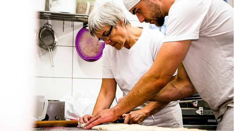 Ausbildung in einer Bäckerei: Die Gewerkschaft Nahrung-Genuss-Gaststätten (NGG) fordert Betriebe dazu auf, auch in Krisenzeiten weiter auf Ausbildung zu setzen.&nbsp;