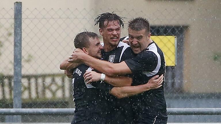 Archivbild mit Aktualitätsgehalt: Tim Eisenberger (rechts, hier in Kleinrinderfeld) ließ die TG Höchberg im irren Landesliga-Nachholspiel gegen den TSV Unterpleichfeld am Ende jubeln. Mit seinem Tor in der Nachspielzeit rettete er den Gastgebern noch einen Punkt. Archivbild mit Aktualitätsgehalt: Tim Eisenberger (rechts, hier in Kleinrinderfeld) ließ die TG Höchberg im irren Landesliga-Nachholspiel gegen den TSV Unterpleichfeld am Ende jubeln. Mit seinem Tor in der Nachspielzeit rettete er den Gastgebern noch einen Punkt. 