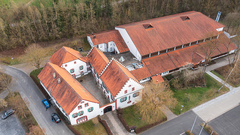 Die Luftaufnahme der Weißen Mühle in Estenfeld zeigt den Innenhof, den der CSU-Ortsverband künftig sonntags bewirtschaften möchte. Die Luftaufnahme der Weißen Mühle in Estenfeld zeigt den Innenhof, den der CSU-Ortsverband künftig sonntags bewirtschaften möchte.