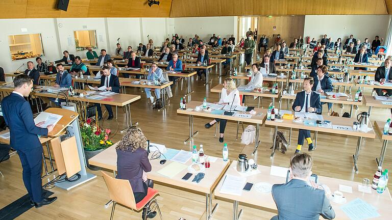 Mit voller Personenzahl tagt weiterhin der Schweinfurter Kreistag im Ausweichquartier in Grafenrheinfeld. Eine Sitzung in reduziertem Umfang stimmten zwei Fraktionen nicht zu. Im Bild eine Szene aus der konstituierenden Sitzung des Kreistags am 14. Mai 2020. Mit voller Personenzahl tagt weiterhin der Schweinfurter Kreistag im Ausweichquartier in Grafenrheinfeld. Eine Sitzung in reduziertem Umfang stimmten zwei Fraktionen nicht zu. Im Bild eine Szene aus der konstituierenden Sitzung des Kreistags am 14. Mai 2020.