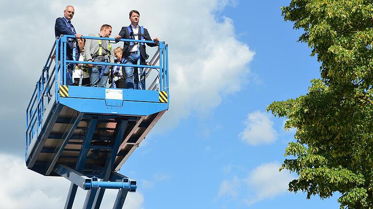 Waren beim Dorffest im siebten Rannunger Himmel: Bürgermeister Fridolin Zehner, Oerlenbachs Bürgermeister Nico Rogge, Innenstaatssekretär Sandro Kirchner und (im Hintergrund) Bezirksrätin Karin Renner sowie Thundorfs Bürgermeisterin Judith Dekant.