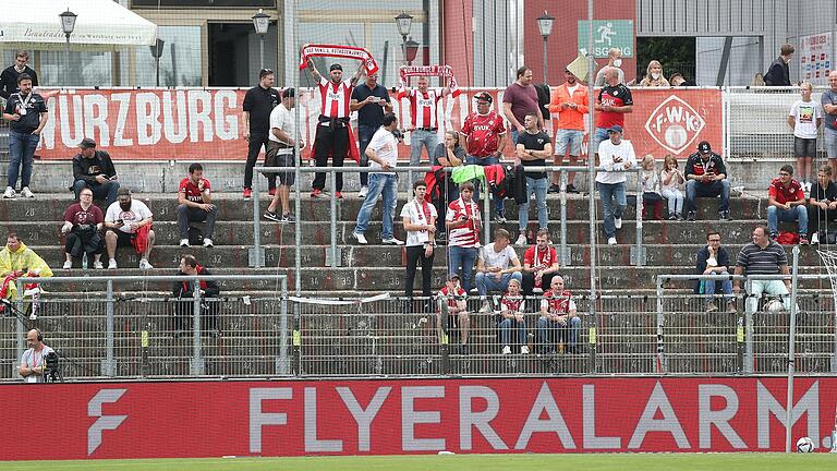 Flyeralarm wirbt nicht nur, wie auf diesem Archivbild, im Stadion der Würzburger Kickers, sondern bei sämtlichen Spielen des DFB-Pokal-Wettbewerbs.