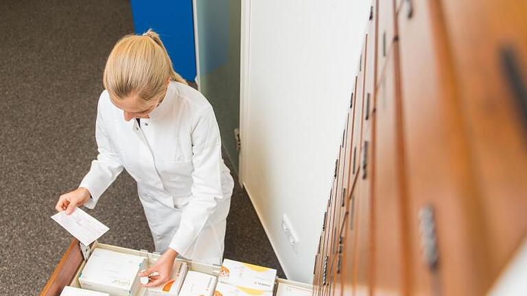 Nicht jedes Medikament von jedem Hersteller ist zurzeit lieferbar - meist finden Apotheker aber eine Alternative. Foto: Benjamin Nolte/dpa-tmn       -  Aktuell sind einige Medikamente von Engpässen betroffen. Ein Diabetes-Medikament ist aber vor allem vergriffen, weil es viele zum Abnehmen nutzen.