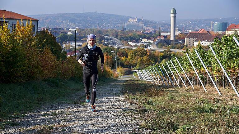 Die Festung im Rücken: Extremläufer Norman Bücher passiert auf seinem Lauf von Straßburg nach Berlin Würzburg. Er wirbt damit für sein Projekt &bdquo;7 Continents&ldquo;, bei dem er innerhalb von fünf Jahren 20 000 Kilometer auf sieben Kontinenten laufen und Stimmen von Jugendlichen sammeln will.