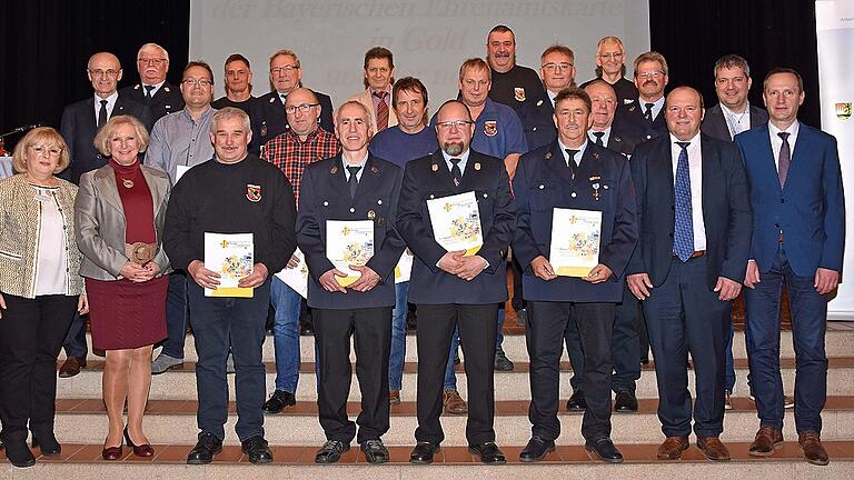 62 ehrenamtlich tätige Frauen und Männer erhielten die Bayerische Ehrenamtskarte in Gold und die Dankurkunde des Landkreises. Unser Bild zeigt die Geehrten von den Freiwilligen Feuerwehren aus Dippach, Ermershausen, Unterschleichach, Untersteinbach und Wonfurt, Landrat Wilhelm Schneider (hinten links), Monika Strätz-Stopfer, Leiterin des Koordinierungszentrums Bürgerschaftliches Engagement am Landratsamt (vorne links), Juliane Freunde vom Ministerium (vorne, zweite von links), die Bürgermeister Michael Ziegler aus Eltmann (vorne rechts) und Peter Kraus aus Gädheim (zweite Reihe rechts) sowie den zweiten Bürgermeister von Hofheim, Reinhold Giebfried (vorne, zweiter von rechts).