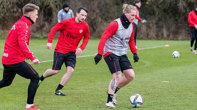 Zwei neue Gesichter auf dem Trainingsgelände in Randersacker: Marvin Stefaniak (rechts) und Peter Kurzweg (Mitte) sollen es für die Würzburger Kickers richten.