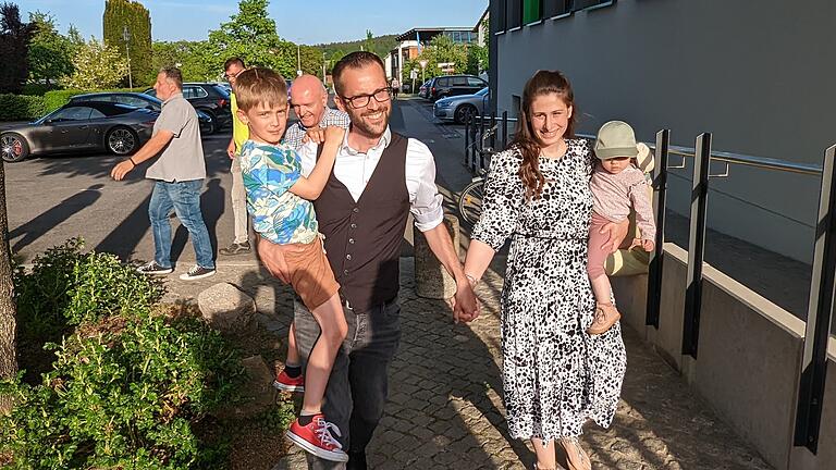 Strahlender Sieger: Björn Denner mit seiner Familie bei der Ankunft auf dem Oberelsbacher Marktplatz. Dahinter Landrat Thomas Habermann.