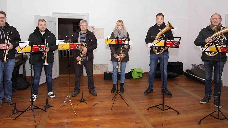 Die Musiker der Stadtkapelle Münnerstadt tauchten den Anger in weihnachtliche Stimmung.       -  Die Musiker der Stadtkapelle Münnerstadt tauchten den Anger in weihnachtliche Stimmung.