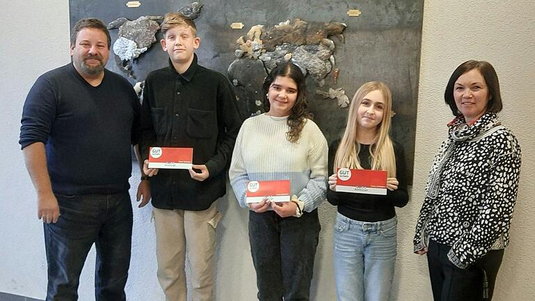 Das Foto zeigt Fabian Forster (Rektor), Noah Wagner, Esra Buhurcu, Sofia De Luca und Christina Feige (Lehrerin). Das Foto zeigt Fabian Forster (Rektor), Noah Wagner, Esra Buhurcu, Sofia De Luca und Christina Feige (Lehrerin).