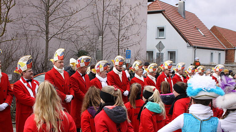 Die Elfen von Fasenachtsverein und ihr Sitzungspräsident stürmten am Samstag mit viel Tamtam das Zellinger Rathaus.