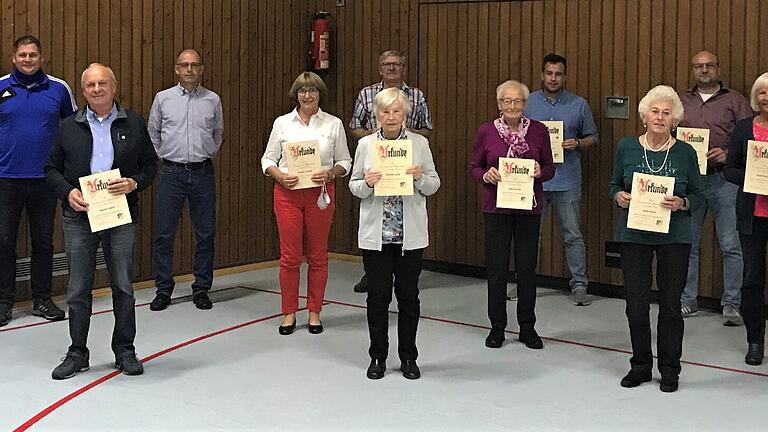 Turnusgemäß fanden im Jahr 2020 wieder Ehrungen langjähriger Mitglieder statt. Im Bild (von links): Gudrun Kratzmann, Stefan Michler, Sebastian Michler, Werner Imhof, Oliver Schäfer, Monika Schmitt, Elfriede Kuhn, Gustav Michler, Erika Michler, Patrick Römlein, Karin Obert, Volker Hemmerich, Ingrid Kickuth, Hedwig Maier, Norbert Stegner, Michaela Kraft.