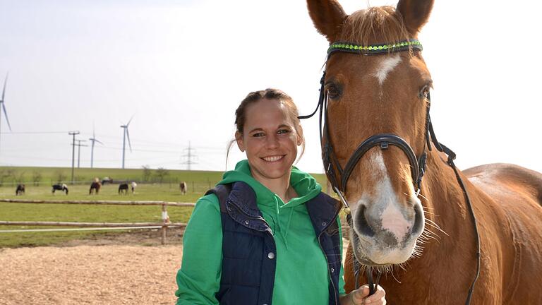 Die ehemalige Fränkische Weinkönigin Jennifer Gahn&nbsp;hat sich vor knapp zwei Jahren ihren Traum vom eigenen Pferdehof verwirklicht.