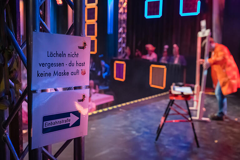 So ein Schild wollen die Karnevalisten in der nächsten Saison nicht mehr lesen. Tatsächlich findet hinter der Bühne die gesamte Vorbereitung mit Maske statt. Das Lächeln auf der Bühne – endlich und auch nur dort ohne Maske – kann man da schon mal vergessen. So ein Schild wollen die Karnevalisten in der nächsten Saison nicht mehr lesen. Tatsächlich findet hinter der Bühne die gesamte Vorbereitung mit Maske statt. Das Lächeln auf der Bühne – endlich und auch nur dort ohne Maske – kann man da schon mal vergessen.