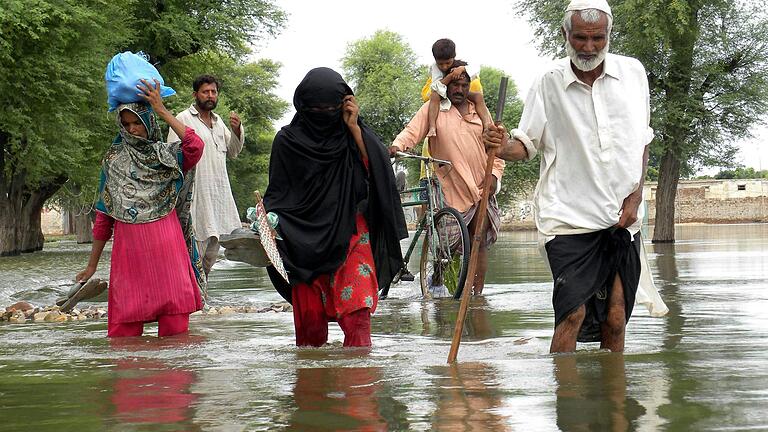 Ein Bild der schlimmen Flut in Pakistan im August 2020 aus dem Bildarchiv der Redaktion. Von der Jahrhundertflut 2022 ist dort bezeichnenderweise keines auffindbar. Eine indirekte Bestätigung der Studie 'Vergessene Welten und blinde Flecken' für das Jahr 2022 sehen.&nbsp;&nbsp;