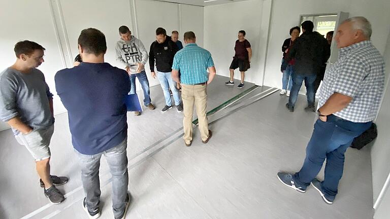 In den Containern im Kindergarten Kleineibstadt machten sich der Gemeinderat von Großeibstadt ein Bild über den Baufortschritt. Hierzu gab es einige Verbesserungsvorschläge. In den Containern im Kindergarten Kleineibstadt machten sich der Gemeinderat von Großeibstadt ein Bild über den Baufortschritt. Hierzu gab es einige Verbesserungsvorschläge.