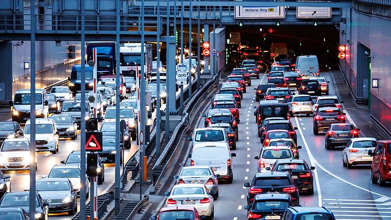 Berufsverkehr auf dem Mittleren Ring in München       -  Dichter Verkehr schiebt sich im Berufsverkehr am Morgen in den Tunnel Heckenstallerstraße auf dem Mittleren Ring B2R.