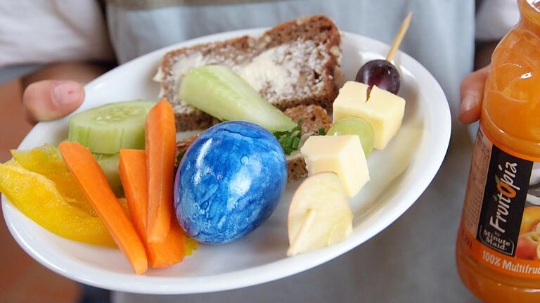 Jeden Tag bekommt Amie im Kindergarten ein Frühstück der Kindertafel. Wie auf dem Foto gehört dazu immer Brot, Rohkost und ein Getränk.