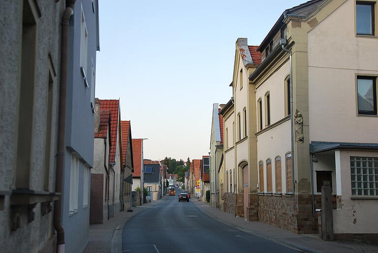 Schmal und dennoch lädt sie zum Rasen ein: die Austraße.