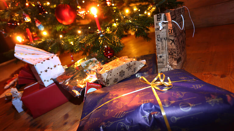 Geschenke unter Weihnachtsbaum       -  Geschenke unter WeihnachtsbaumARCHIV - 24.12.2021, Bayern, Kaufbeuren: Verpackte Geschenke liegen in einem Wohnzimmer unter einem festlich geschmücktem Weihnachtsbaum. Spielzeug ist ein beliebtes Gut auf Flohmärkten und Online-Verkaufsplattformen - und auch jetzt zu Weihnachten suchen viele Eltern gezielt nach gebrauchten Dingen. (zu dpa: 'Schadstoffe im Spielzeug: Second Hand oder lieber neu kaufen?') Foto: Karl-Josef Hildenbrand/dpa +++ dpa-Bildfunk +++