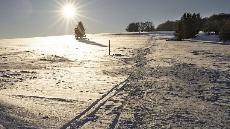 An das Gebot, nur die Winterwanderwege zu benutzen, halten sich derzeit viele Menschen in der Rhön nicht. Das zeigen die Spuren an der Hohen Dalle, die allerorten querfeldein führen.