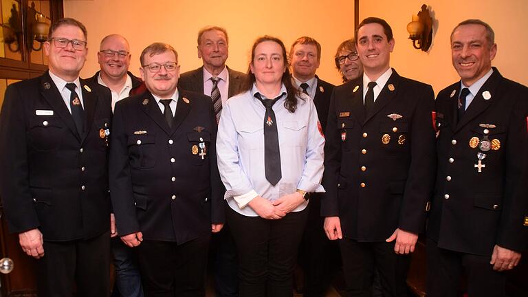 Ehrungen für langjährigen Dienst bei der Feuerwehr Abtswind: Das Bild zeigt (von links) Manfred Layh, Holger Lenz, Konrad Hanselmann, Robert Finster, Anja Kaiser, Wolfgang Kaiser, Jürgen Schulz, Sebastian Muth und Christian Aschermann.