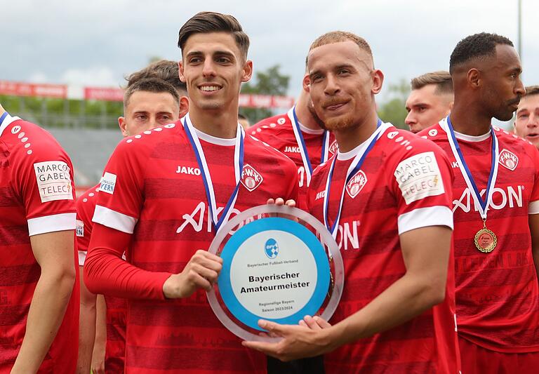 Ivan Franjic (links) und Benyas Junge-Abiol präsentieren den Meisterteller.