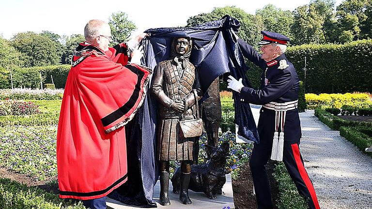 Statue von Queen Elizabeth in Antrim       -  Die Reaktionen auf die neue Statue sind gespalten.