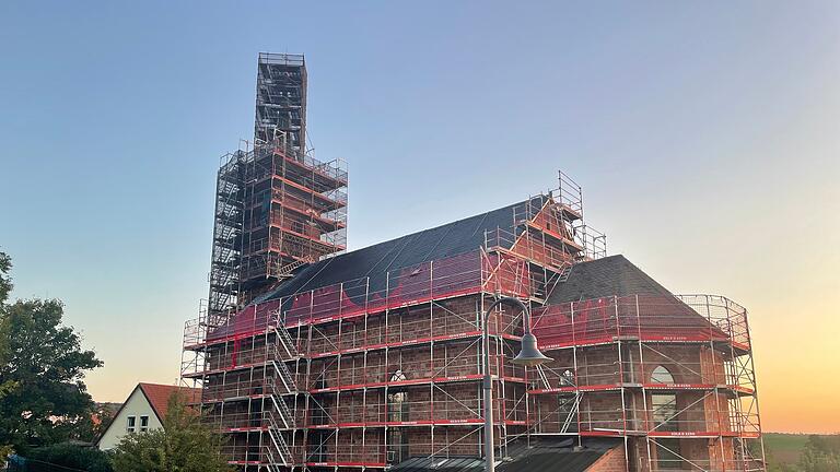 Zur Zeit wird laut einer Pressemitteilung aus Pfarreikreisen die Kirche zur Allerheiligsten Dreifaltigkeit in Bischbrunn&nbsp; renoviert. Schiff, Chor und Turm erhalten ein komplett neues Dach.